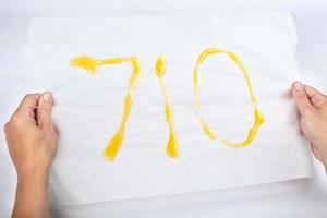 710 conceito de dia de cera de cannabis, texto dourado na mão foto