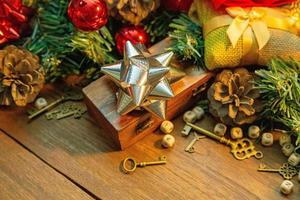 decorações de natal na mesa de madeira para conteúdo de férias. foto