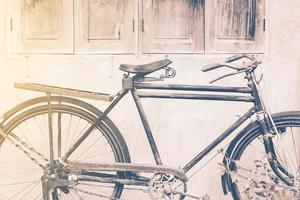 velha bicicleta vintage enferrujada em pé perto da parede de concreto foto