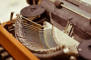 máquina de escrever inglesa antiga em tom vintage quente foto
