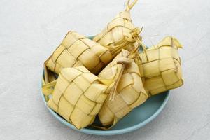 ketupat, ketupat ou bolinho de arroz é uma iguaria local durante o eid al-fitr. invólucro de arroz natural feito de folhas de coco jovens para cozinhar arroz. é muito popular durante o eid al-fitr na indonésia. foto