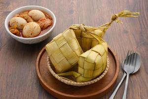 ketupat, ketupat ou bolinho de arroz é uma iguaria local durante o eid al-fitr. invólucro de arroz natural feito de folhas de coco jovens para cozinhar arroz. é muito popular durante o eid al-fitr na indonésia. foto