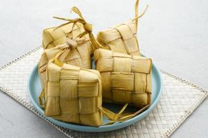 ketupat, ketupat ou bolinho de arroz é uma iguaria local durante o eid al-fitr. invólucro de arroz natural feito de folhas de coco jovens para cozinhar arroz. é muito popular durante o eid al-fitr na indonésia. foto