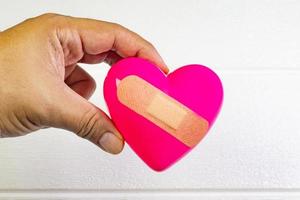 coração rosa e mão para conteúdo médico. foto