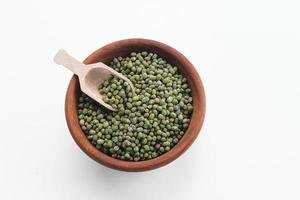 grupo de feijão verde servido na tigela de madeira. preparo da comida foto