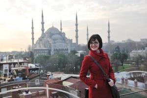 mulher visita a antiga istambul na turquia foto