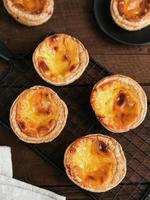 torta de ovo portuguesa ou torta de ovo, sobremesa tradicional portuguesa. servido em um prato branco. fundo desfocado e imagem de foco seletivo. foto