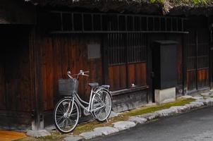 parque de bicicletas clássico ao lado da parede de madeira no japão foto