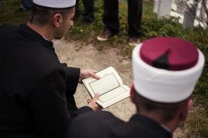 leitura do livro sagrado do Alcorão pelo imã no funeral islâmico foto