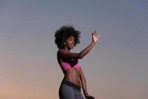 jovem negra dança ao ar livre foto