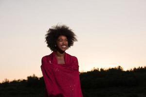 retrato ao ar livre de uma mulher negra com um lenço foto