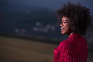 retrato ao ar livre de uma mulher negra com um lenço foto