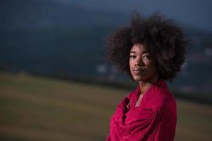 retrato ao ar livre de uma mulher negra com um lenço foto