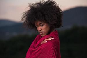 retrato ao ar livre de uma mulher negra com um lenço foto