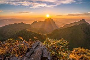 o belo pôr do sol sobre doi luang chiangdao as terceiras montanhas mais altas da tailândia. foto