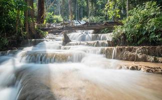 pu kaeng cachoeira a mais bela cachoeira de calcário na província de chiang rai da tailândia. foto