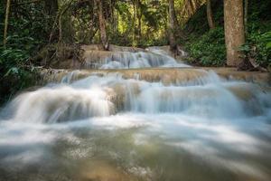 pu kaeng cachoeira a mais bela cachoeira de calcário na província de chiang rai da tailândia. foto