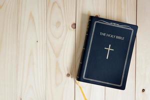 bíblia sagrada na mesa de madeira foto