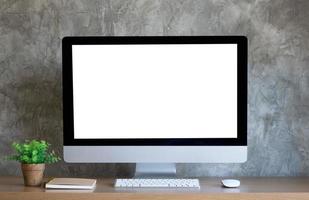 computador desktop na mesa de trabalho com tela em branco foto
