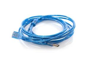 cabos azuis conectando o computador em um fundo branco foto