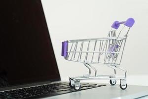 compras on-line, carrinho de compras no laptop. conceito de comércio eletrônico foto