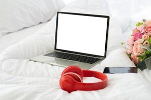 computador notebook de tela em branco e smartphone na cama, conceito de férias