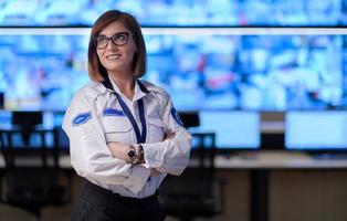 retrato de operador feminino em uma sala de controle do sistema de dados de segurança foto