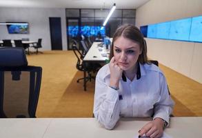 operador feminino trabalhando em uma sala de controle do sistema de dados de segurança foto