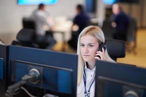 operador de guarda de segurança feminina falando ao telefone foto