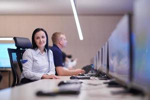 operador feminino trabalhando em uma sala de controle do sistema de dados de segurança foto