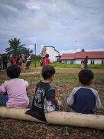 crianças brincando juntas, kalimantan oriental, indonésia, agosto, 13.2022 foto