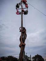 a emoção de crianças e adultos participando da competição de escalada areca para animar o dia da independência da república da indonésia, kalimantan oriental, indonésia, agosto, 14,2022 foto