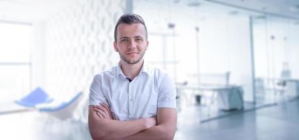 jovem empresário em seu escritório foto