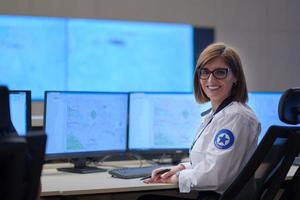 retrato de operador feminino em uma sala de controle do sistema de dados de segurança foto