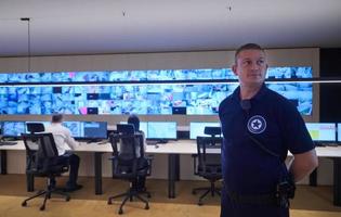 retrato de jovem operador de segurança masculino em uma sala de controle de sistema de dados foto