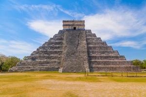 pirâmide do templo de kukulcan el castillo, chichen itza, yucatan, méxico, civilização maia foto