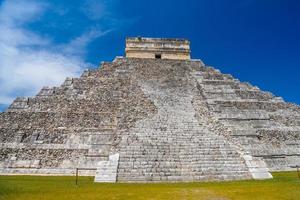 pirâmide do templo de kukulcan el castillo, chichen itza, yucatan, méxico, civilização maia foto