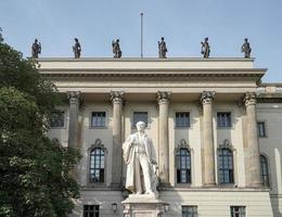 berlim, alemanha, 2014. estátua de helmholtz fora da universidade de humboldt em berlim foto