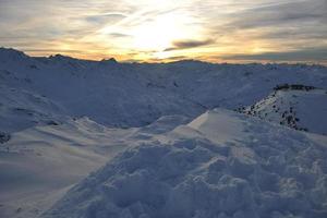 montanha neve pôr do sol foto