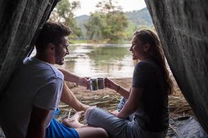 casal passando tempo juntos na barraca de palha foto