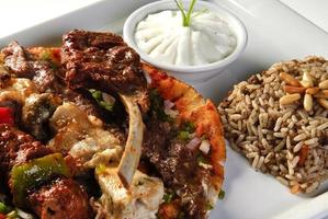 deliciosa cozinha árabe, arroz mandi servido com carne de cordeiro - lahm em um restaurante árabe em sharjah uae foto