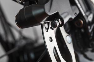 rotor de freio de bicicleta com close-up do sistema de freio hidráulico de rodovia foto