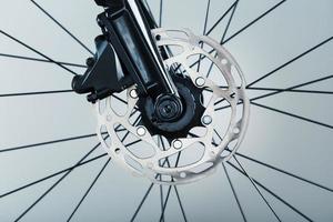 rotor de freio de bicicleta com pinça hidráulica. sistema de freio em uma bicicleta de cascalho foto