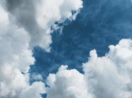 nuvens diagonais contra um céu azul com espaço livre foto