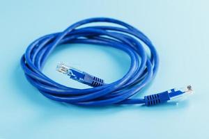 uma bobina de um cabo de rede de internet para transmissão de dados em um fundo azul foto