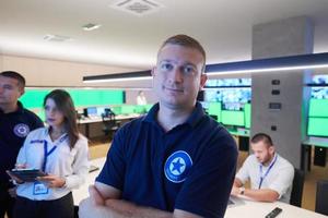 retrato de jovem operador de segurança masculino em uma sala de controle de sistema de dados foto