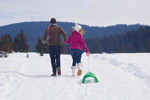 casal jovem feliz se divertindo no show fresco nas férias de inverno foto