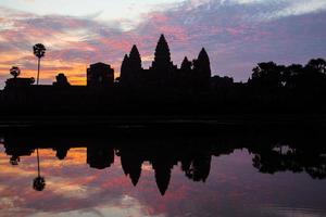 a silhueta de angkor wat o maior templo religioso do mundo antes do nascer do sol em siem reap, camboja. foto