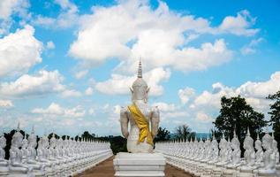 o grupo de estátua de buda com o lindo céu e nuvens no templo desconhecido na zona rural da região nordeste da tailândia.