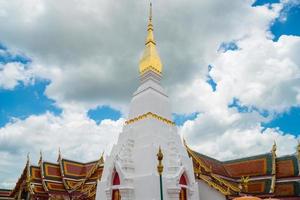 phra that choeng chum um importante e sagrado monumento religioso da província de sakon nakhon, está consagrado em wat phra that choeng chum na cidade. foto